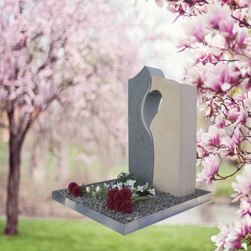Bild des Grabsteinmodells Rom mit moderner, reduzierter Gestaltung, markanter Frontfläche und würdevoller Natursteinwirkung. | © Messerschmidt GmbH