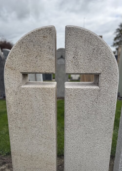 Grabstein für eine Familiengrabstelle. Angefertigt aus hellem Granit. Im richtigen Abstand positiniert, ergibt sich eine Kreuzform. | © Messerschmidt GmbH