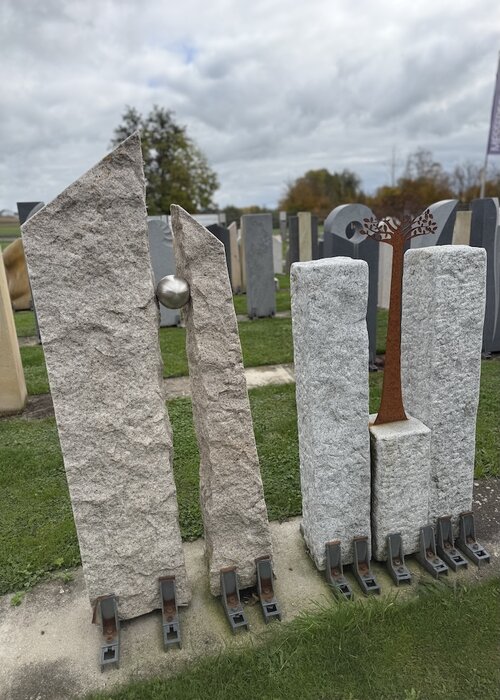 Es gibt zahlreiche unterschiedliche Granite. Sie unterscheiden sich in Maserung und Farbe. Hier sind jeweils Ornamente aus Edel- und Cortenstahl angebracht. | © Messerschmidt GmbH
