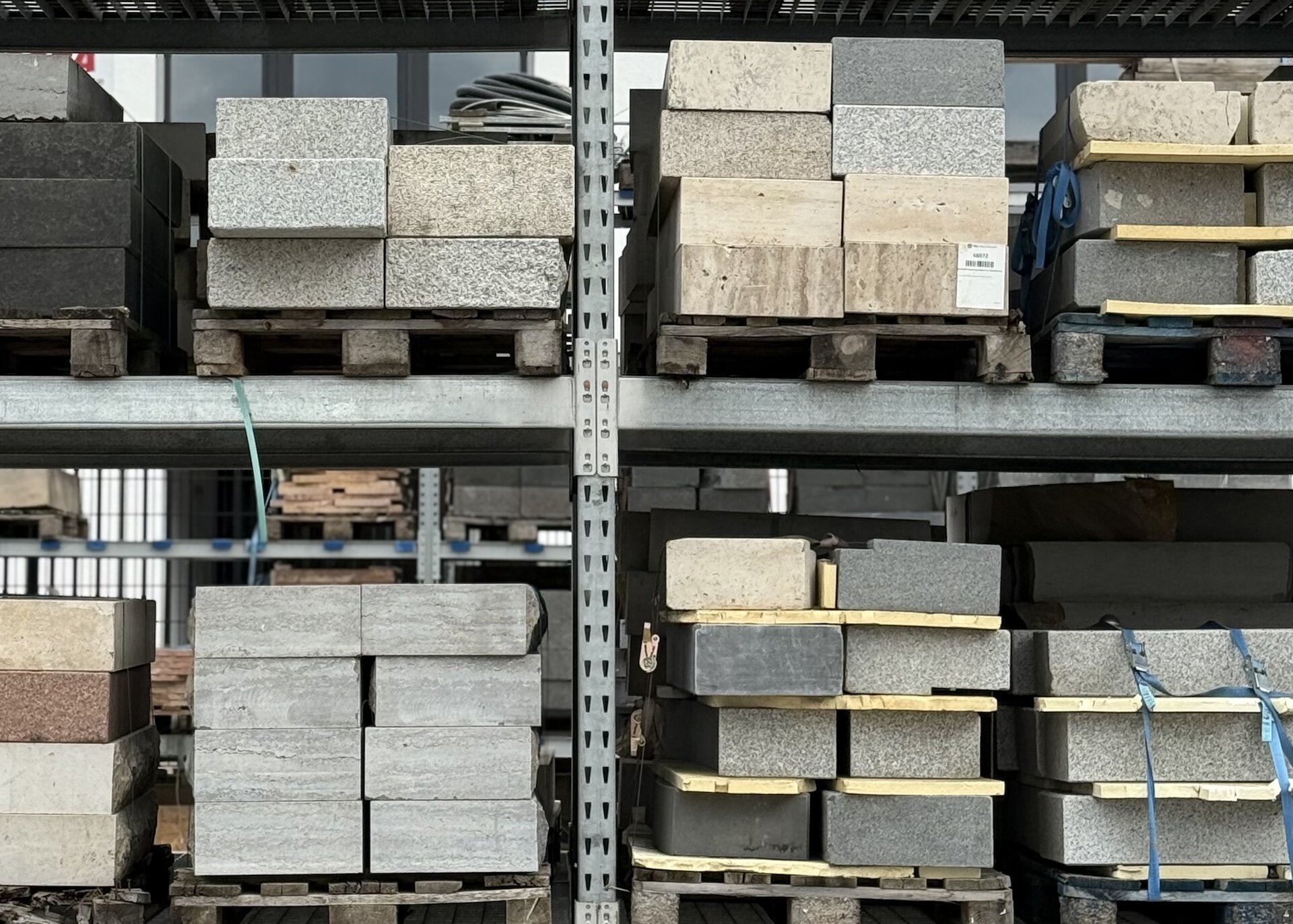 Im Lager der Firma Messerschmidt sind Rohblöcke aus unterschiedlichen Materialien zu finden.  | © Messerschmidt GmbH