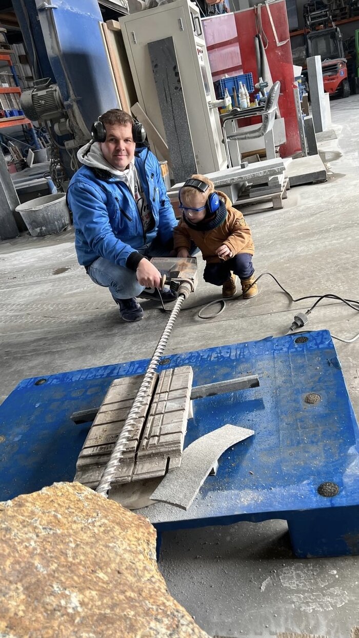 Tobias Messerschmidt mit seinem Sohn in der Werkstatt: Qualität aus Familienhand. Individuelle Grabsteine, präzise gefertigt & deutschlandweit umgesetzt. | © Messerschmidt GmbH