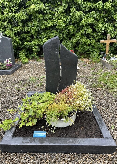 Grabstein für Urnengrabstelle. Modell Sausalito angefertigt aus dunklem Granit mit passender Einfassung aus dunklem Granit. | © Messerschmidt GmbH