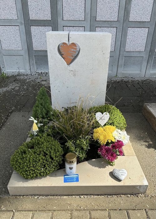 Für dieses Urnengrab wurde eine Variante des Grabstein Modells Menlo Park angefertigt. Die Einfassung ist ebenso wie der Stein selber aus Jura Kalkstein angefertigt wurden. | © Messerschmidt GmbH