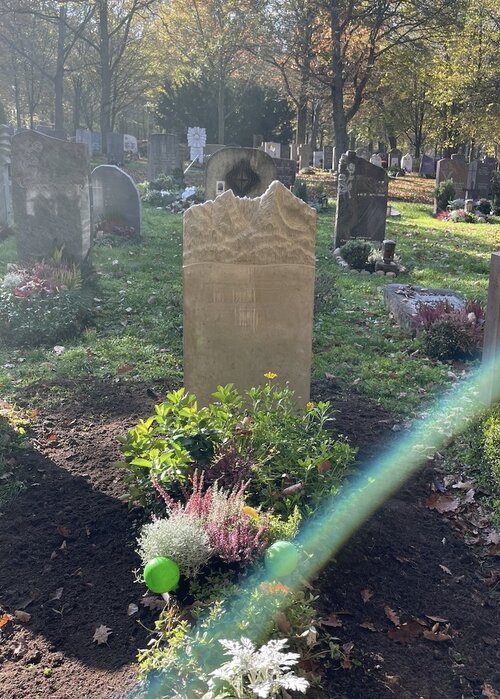 Als Vorlage zur Anfertigung dieses Grabsteins dient der Watzmann im Berchtesgadener Land. Angefertigt wurde der Stein aus Jura Kalkstein. | © Messerschmidt GmbH