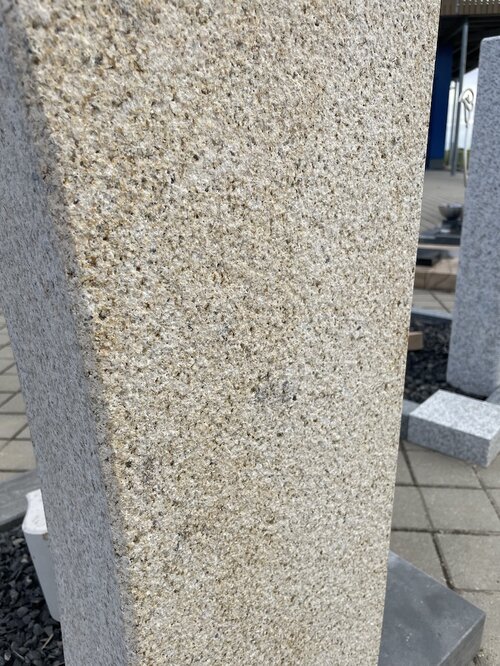 Der gelbliche Granit wirkt durch seine Farbe  freundlicher gegenüber dem grauen | © Messerschmidt